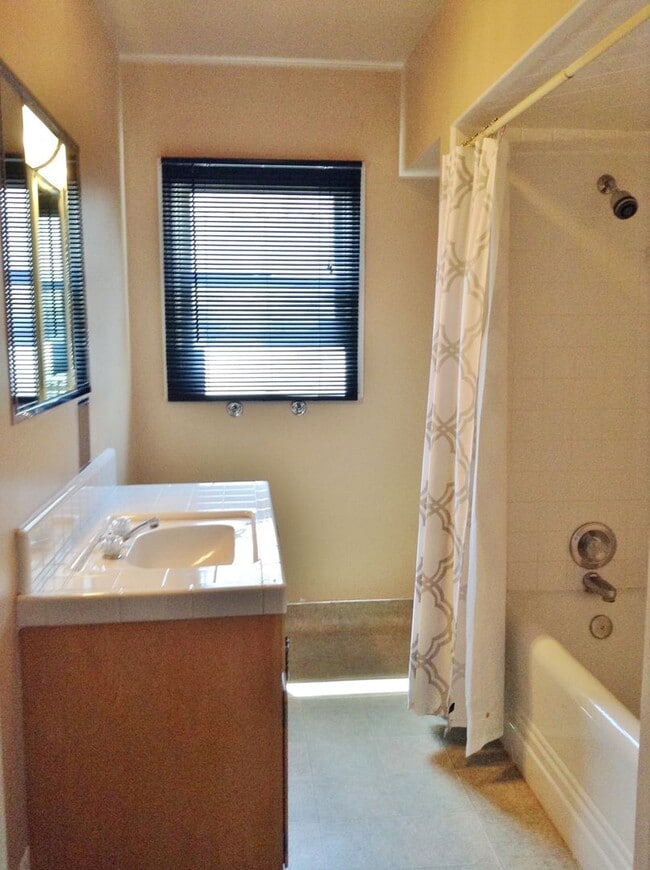 Building Photo - Lovely 3 Bedroom 2 Bath Single Story in Hollister