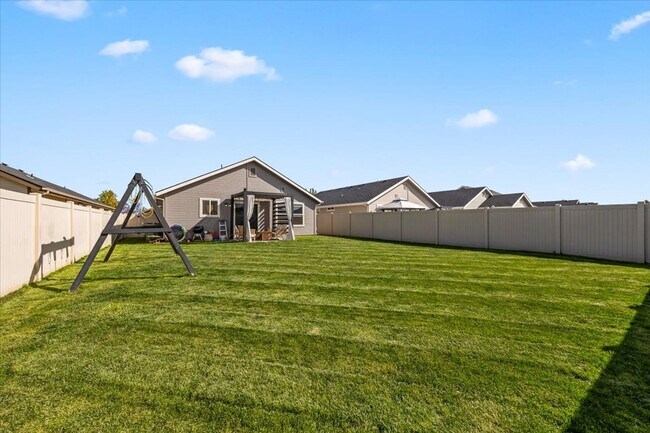 Building Photo - Perfect Location 3 Bed 2 Bath Home with SO...