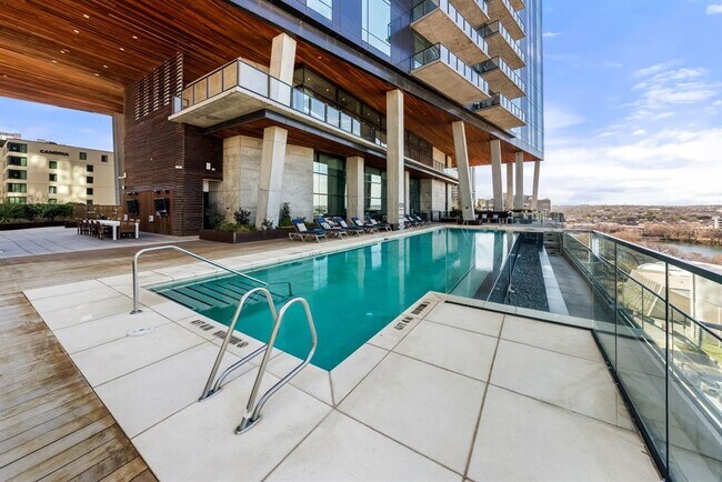 Building Photo - 70 Rainey St