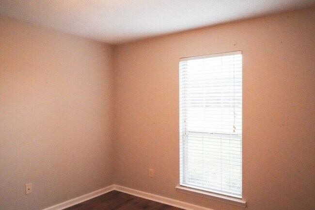 Building Photo - 438 Edgewater Dr