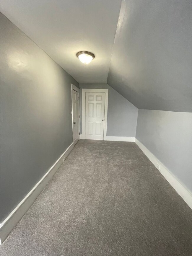 Building Photo - Second floor 4 Bedroom 1 Bathroom Two Stor...