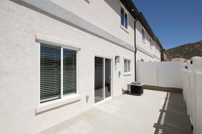Building Photo - Townhome in the Shadow Cove Subdivision