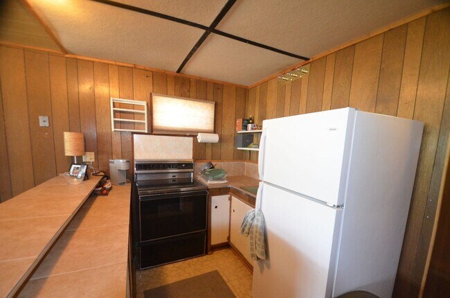 Building Photo - Garden level one bedroom apartment in the hills above BRECK.  Pets OK!  Includes HEAT and electri...