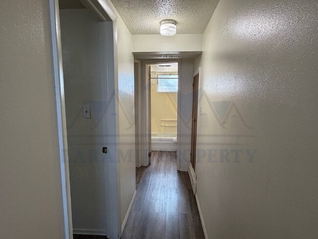 Building Photo - Charming 2 Bedroom