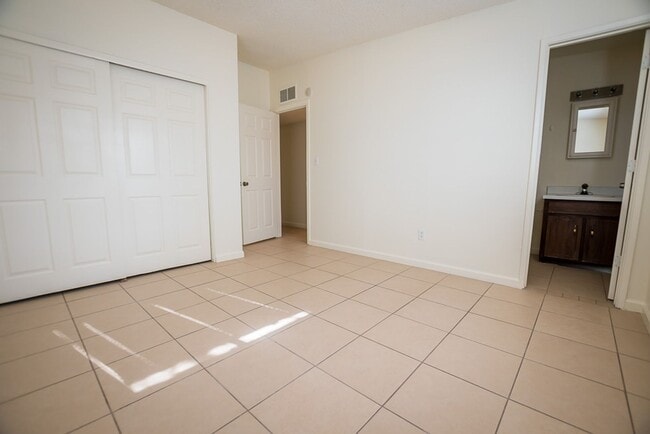 Building Photo - 3 Bedroom, 2 Bath Home, 1 Car Garage, Large Fenced Yard!