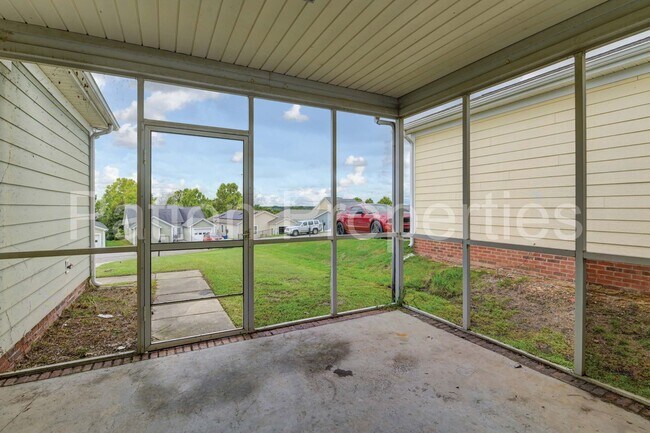 Building Photo - Rosewood Hills Home