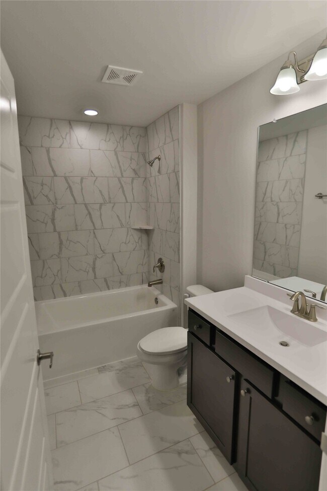 Building Photo - 300 Terra Vis Cir