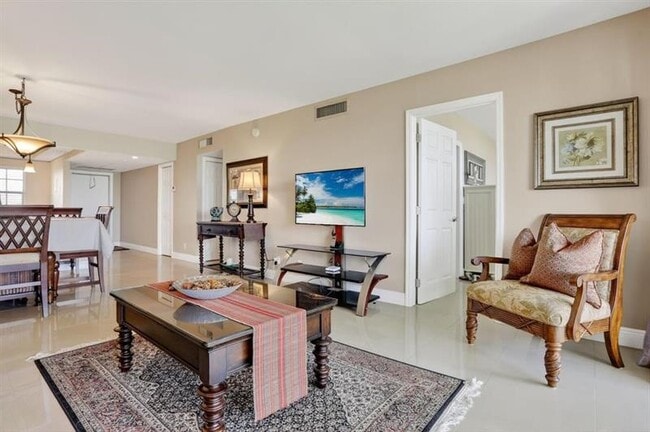 Building Photo - 605 Oaks Dr