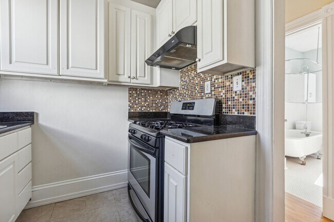 Building Photo - BEAUTIFUL Second Floor Unit in Olde Towne!