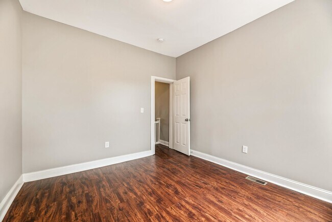 Building Photo - 2 Bedroom Rowhome- Baltimore City