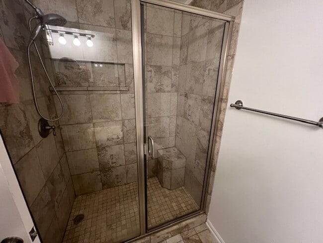 Building Photo - Spacious 2-bedroom, 2-bath condominium offering