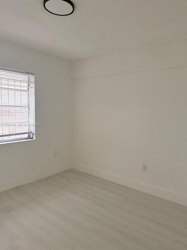 Building Photo - 1000 W 28th St