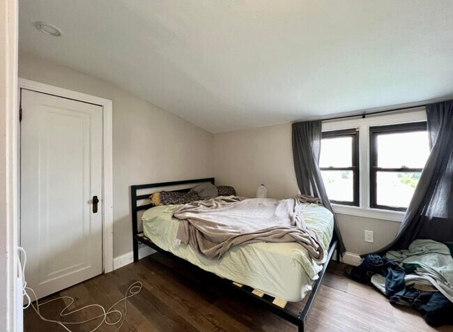 Building Photo - 437 S 73rd St