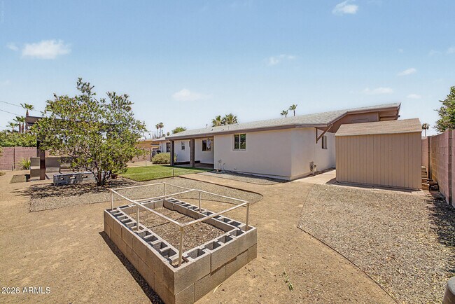 Building Photo - 3910 E Shangri La Rd