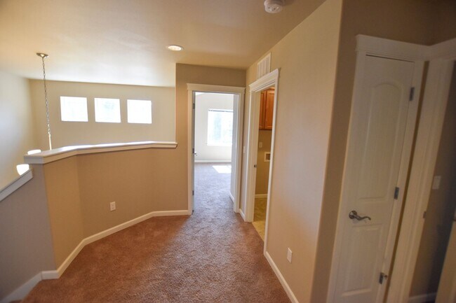 Building Photo - Gorgeous home in Olympia!!