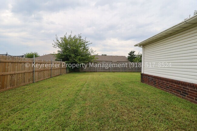 Building Photo - 3 Bed | 2 Bath in Owasso!
