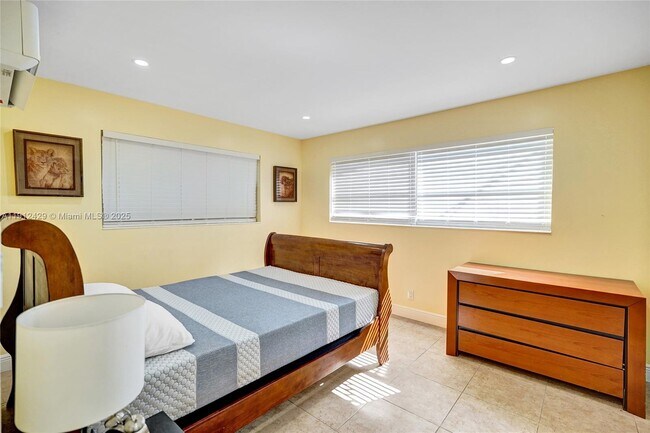 Building Photo - 720 SE 15th St