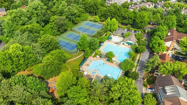 Building Photo - 3 Bed 2 Full Bath/2 Half Bath - Rockville Townhouse - Move In Ready