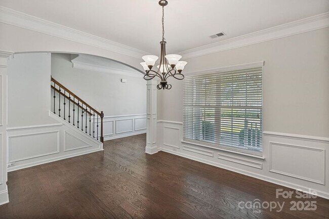 Building Photo - 2076 Waverly Ct