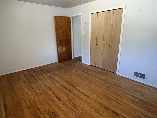 Building Photo - 2712 Palomas Dr NE