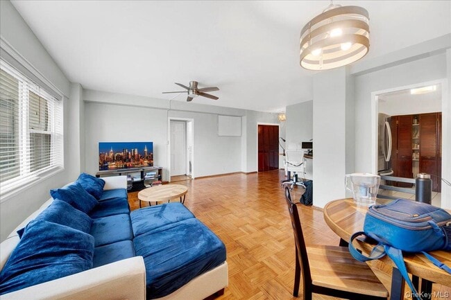 Building Photo - 6 Fordham Hill Oval