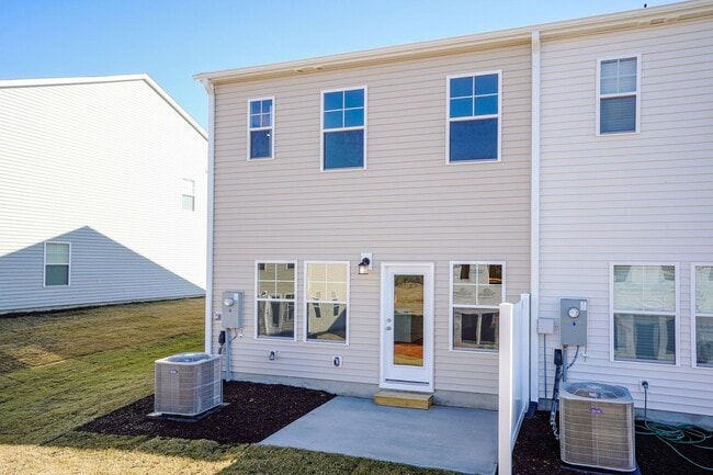 Building Photo - Brand New Townhome!