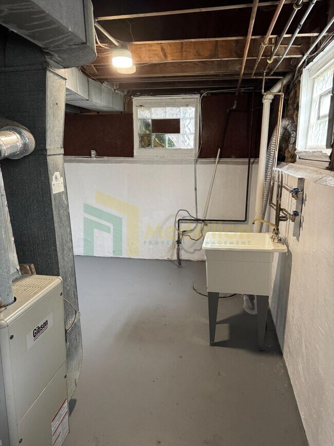 Building Photo - Stylish 4BR/2BA Home with Modern Updates & Finished Basement ( Near 124TH & LaSalle)