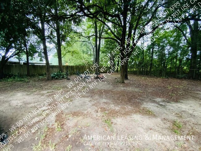 Building Photo - Perfect Home for anyone looking for a blen...