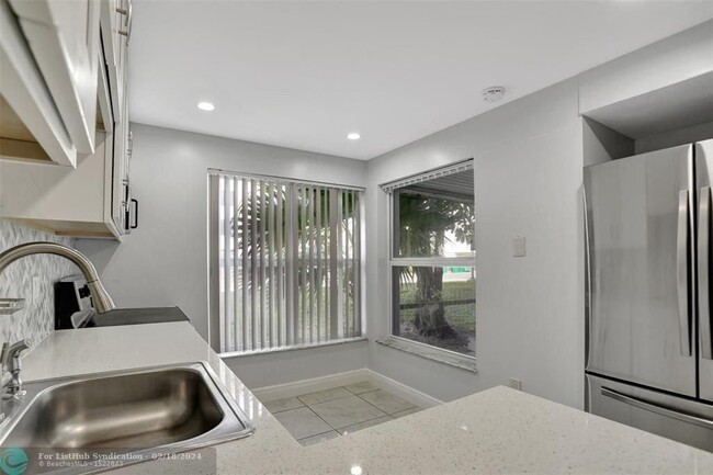 Building Photo - 4156 Inverrary Dr