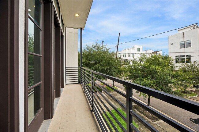 Building Photo - 1619 Alamo St