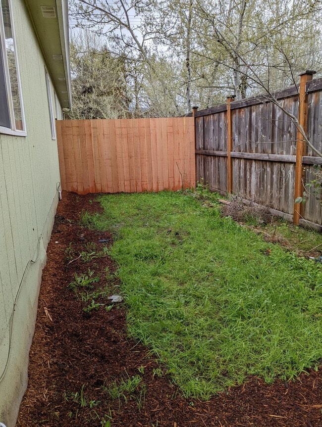 Building Photo - 2-Bedroom, 1-Bath Duplex In Thurston Area of Springfield!