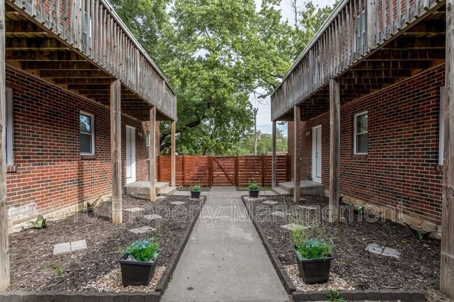 Building Photo - 1613 Everett Ave