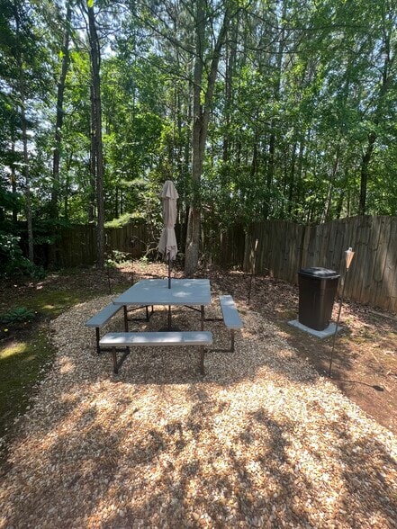 Picnic/bbq area - 70 Trelawney Dr
