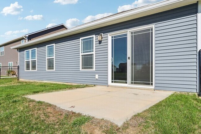 Building Photo - Fantastic 3bd/2ba home! Coming soon!