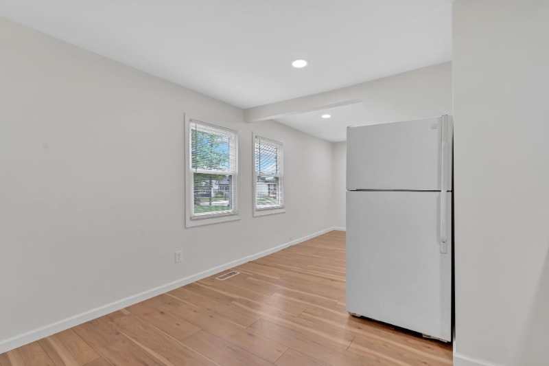 Building Photo - 1561 Redwood Dr