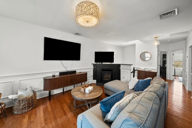 Building Photo - 293 W 2nd St