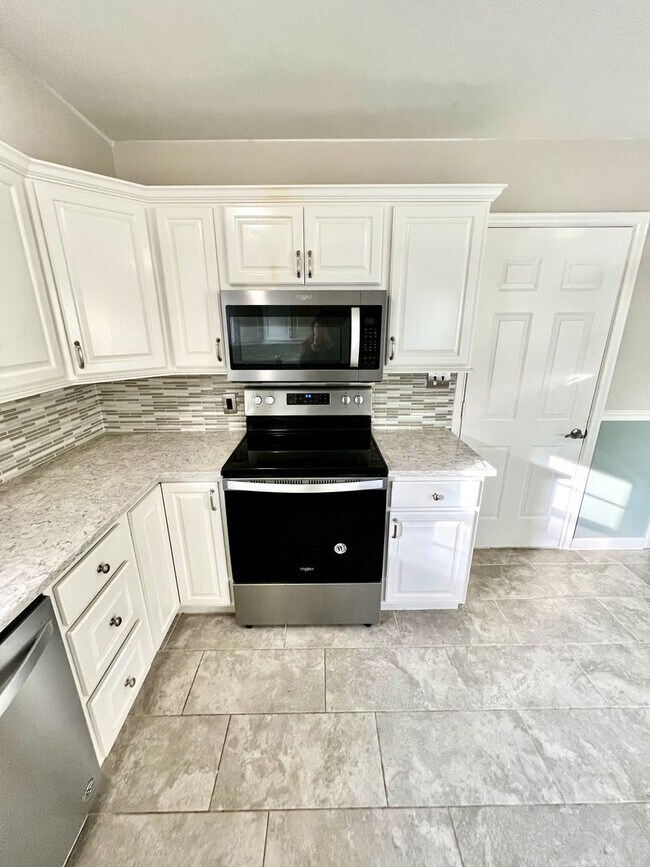 Building Photo - Brookside Bungalow Close to shopping, Riverside trails, & Gathering Place!