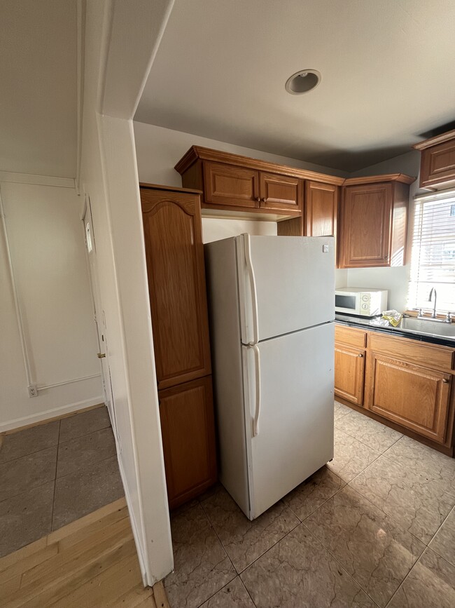 Kitchen - 1457 S Holt Ave