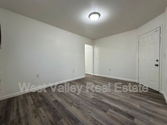 Building Photo - 616 5th St