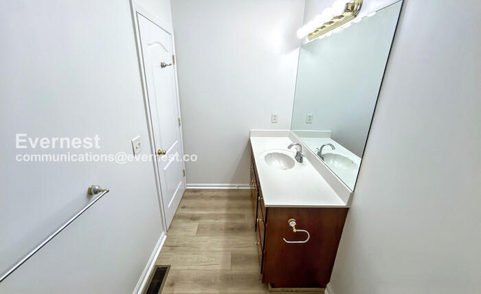 Building Photo - 720 William Howard Pl