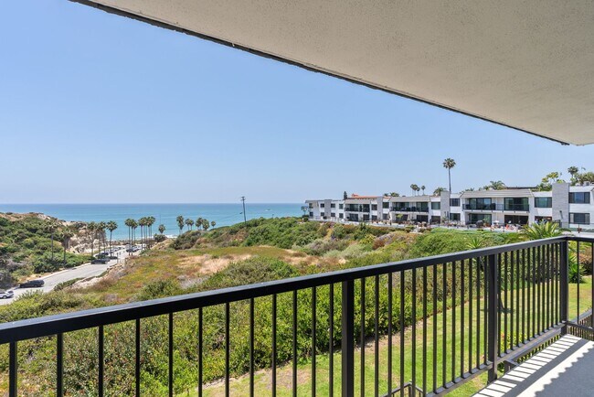 Primary Photo - Live in Luxury: Spacious Sanctuary - Oceanfront Condo View Home with Mesmerizing Pacific Views
