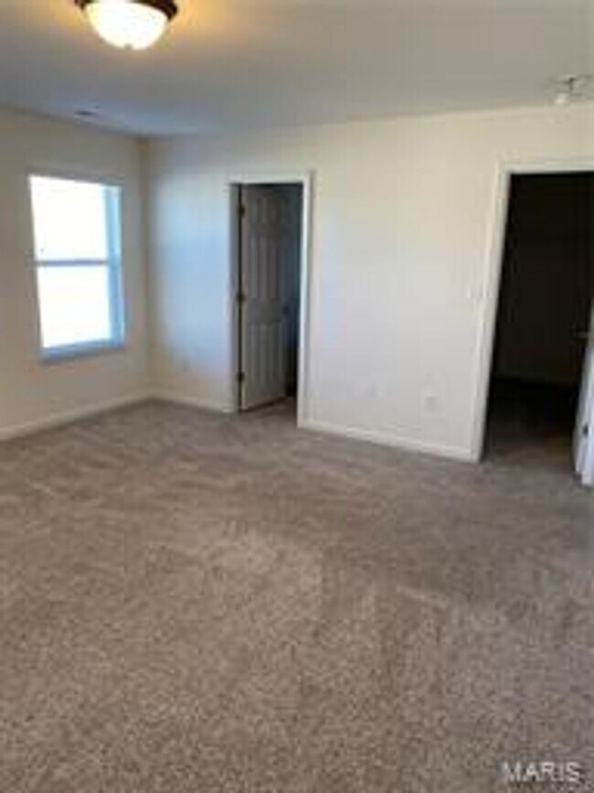 Building Photo - Lovely 4 bedroom, 2.5 bath, 2 car garage