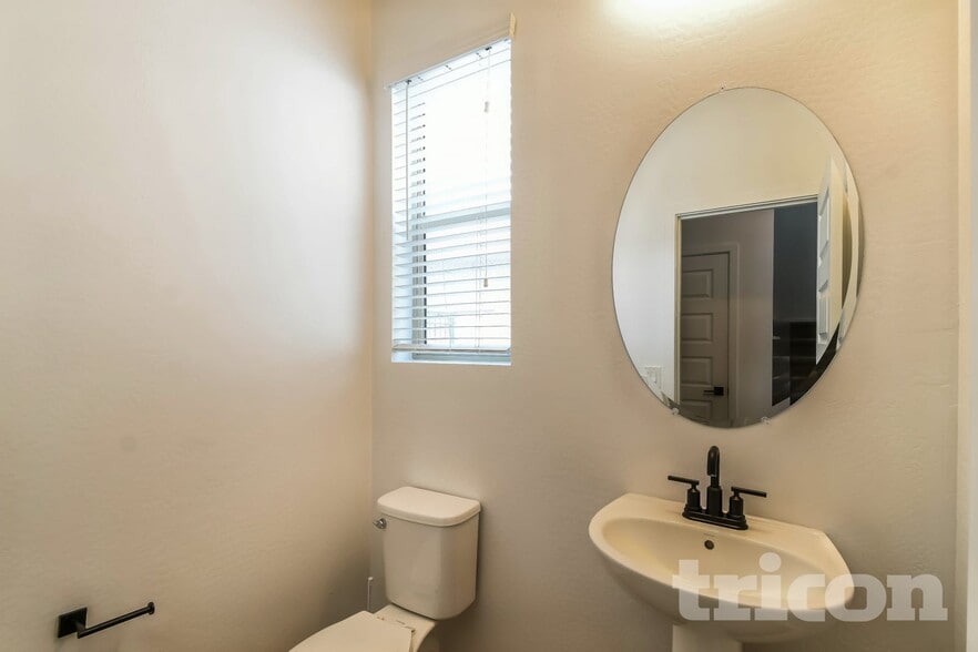 Building Photo - 9322 E Strobe Ave