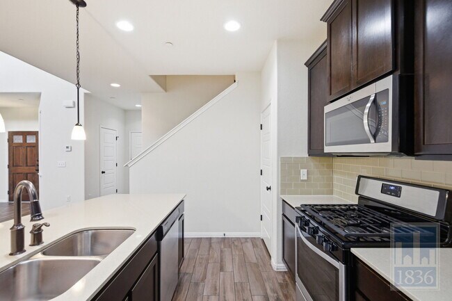 Building Photo - 2304 S Lakeline Blvd