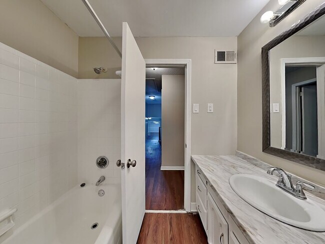 Building Photo - 1431 Lantana Dr