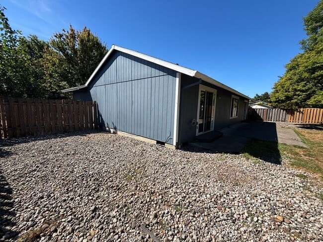Building Photo - Freshly Updated Troutdale Gem with Enterta...