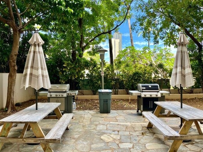 Building Photo - Large 2 Bed, 2.5 Bath Condo in the Ala Wai Plaza with 1 Parking