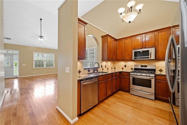 Building Photo - 726 Gardenside Cir SE