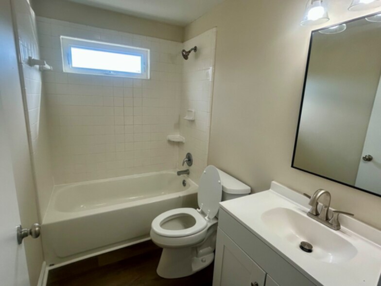 Building Photo - 403 S Market St