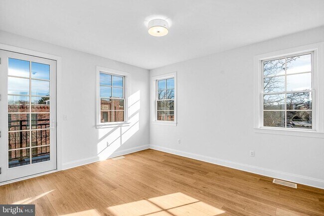 Building Photo - 123 S Washington St